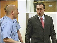 Ramush Haradinaj při příchodu ke slyšení před haagským tribunálem