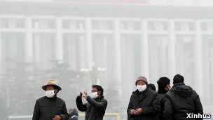 嚴重污染下天安門廣場的遊客戴上了口罩