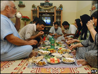 Família sunita janta depois de dia de jejum