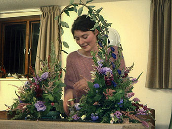 Sioned Rowlands gyda'i threfniant blodau