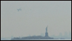 Avião sobrevoa NY