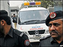 Ambulância levando o corpo do funcionário da agência americana no Paquistão