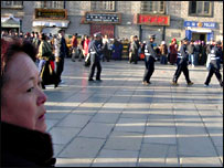 ल्हासा में गश्त करते चीनी सैनिक