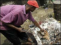 مردی مرغش را برای فروش سر می برد