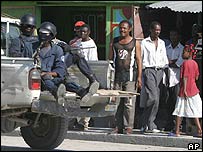 Policiais haitianos em Porto Príncipe