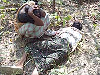 शव के पास विलाप करती एक आदिवासी महिला