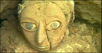 Múmia retirada de túmulo em Huaca Pucllana