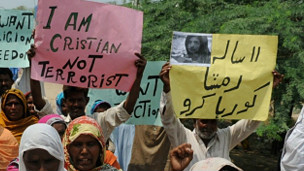 மதநிந்தனை சட்டத்தை மாற்றுமாறு போராட்டம்