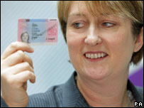 史密斯展示身份证样品