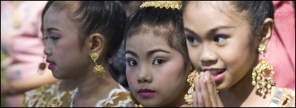 Các cô gái Thái trong trang phục cổ truyền đón khách du lịch tại sân bay Bangkok