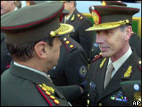 O general argentino Brinzoni (esq.), que deixou a cúpula das Forças Armadas