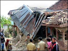 Casa destruída pelo tremor em Sukabumi, Java