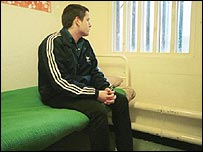 Jovem em instituição penal britânica
