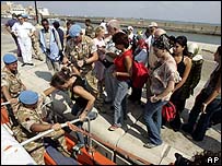 Soldados da ONU conduzem cidadãos franceses para fora do Líbano