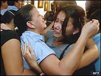 Ana Milena Lopez (à esquerda), mulher do deputado colombiano Ramiro Echeverry, um dos mortos em cativeiro das Farc