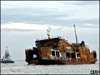 کشتی آتش گرفته اندونزيايی