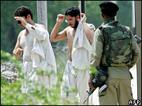 Estudantes paquistaneses se rendem