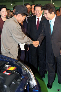 Ông Roh gặp công nhân nhà máy ô tô Pyeongwha ở Nampo.