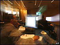 فردی در حال کار با رايانه در اجلاس آتن