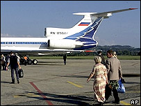Avião Tu-154, operado pela Sibir, em aeroporto de Sochi
