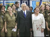 موشه کاتساو و همسرش در کنار سربازان زن ارتش