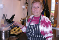 Mair Daily wrthi'n coginio i blant y pentref