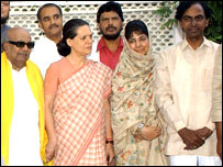 सहयोगी दलों के नेताओं के साथ सोनिया गाँधी