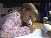 دختری در حال نوشتن