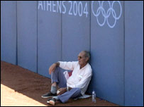 Olimpiyat logosu altında bir Yunanlı