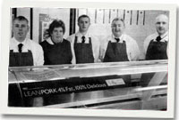 Siop cigydd ET Jones, a'r staff