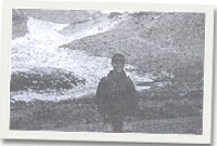 Ray o flaen Kanchenjunga, 8598m, trydydd mynydd uchaf y byd, ger y ffin rhwng Sikkim, India a Nepal