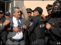 Policiais tentam impedir o vice-presidente do Congresso do Equador, Edison Chavez (à esquerda), de entrar no prédio
