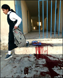 Menina passa por poça de sangue na escola de Bagdá