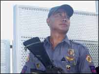 soldados no aeroporto de Manilla