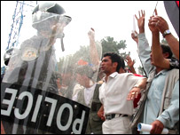 پليس ضد شورش به مقابله با تظاهرکنندگان خشمگين پرداخت