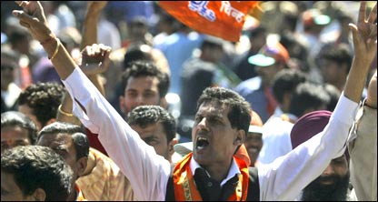 भाजपा की एक रैली के दौरान कार्यकर्ता