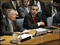 ظاهر طنین در کنار تام کونیکز فرستاده پیشین سازمان ملل متحد به افغانستان، در جلسه شورای امنیت - عکس از سایت سفارت افغانستان در واشنگتن