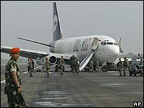 Avião está interditando aeroporto de Aceh, uma das áreas mais afetadas