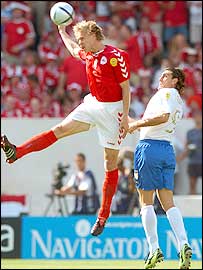 Martin Laursen (esq.) e Christian Vieri 