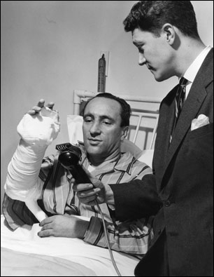 BBC Türkçe'den Yavuz Karaözbek, Başbakan Menderes'in koruma polisi Kazım Nefes ile mülakat yapıyor. BBC Türkçe o günlerde, kısa süre önce İngiltere'de düşen Türk uçağı ile ilgili olarak mülakatlar yapıyor, hayatta kalanların mesajlarını aktarıyordu. 17 Şubat 1959'da dönemin başbakanı Adnan Menderes'in de içinde bulunduğu ve İngiltere'ye gelmekte olan THY uçağı, Londra'da düşmüştü. Türk delegasyonu Kıbrıs Cumhuriyeti'ni kuracak Londra Antlaşması için yola çıkmıştı. 03/04/1959 © BBC