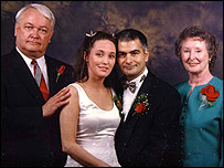 حسين و لورا در لباس عروسی با خانواده لورا