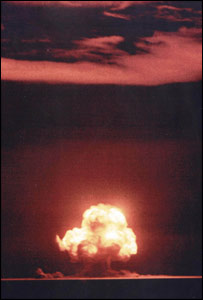 परीक्षण के बाद उठा रंगीन बादलों का धुआँ