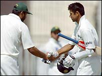 انضمام الحق راہول ریوڈ سے ہاتھ ملاتے ہوئے