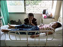 Visita a ferido nos ataques