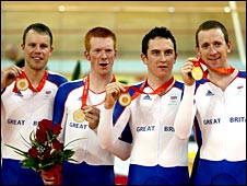 Geraint Thomas a'i gyd-seiclwyr 