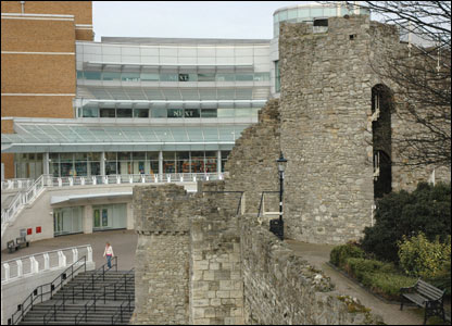 Thành cổ và khu mua sắm hiện đại