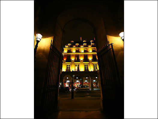 本来就已经古色古香的建筑物打上灯光后更显华丽。