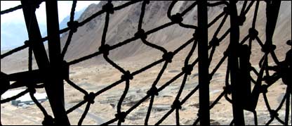 دشمن کون؟ تنہائی، پہاڑ یا سردی