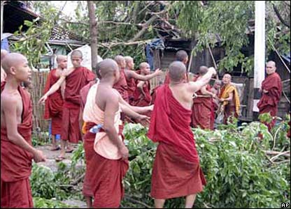 Các sư sãi dọn đường ở Rangoon