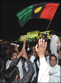 پیپلز پارٹی کے حمایتی اسمبلی کے سامنے رقص کرتے ہوئے